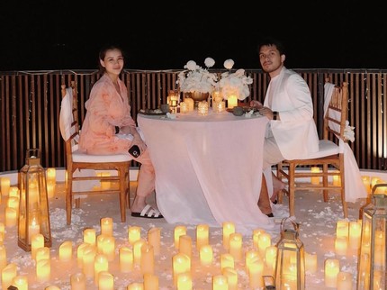 5 Potret Aaliyah Massaid Dapat Kejutan Hadiah Mobil dari Thoriq saat Wedding Anniversary
