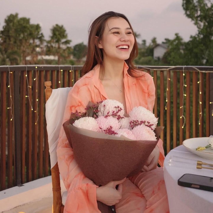 <p>Pada <em>postingan</em> lainnya, Aaliyah pun mengungkap bahwa perjalanan hidupnya terasa lebih mudah bersama Thariq. &ldquo;Satu tahun bersama belahan jiwaku, perjalanan panjang bersamamu, terima kasih telah membuat hidup terasa lebih mudah bersama. Aku mencintaimu,&rdquo; tulis Aaliyah. Kebahagiaan mereka juga bertambah dengan kehadiran seorang anak laki-laki yang lahir pada 13 Juni 2025. Ia adalah Ahmad Arash Omara Thariq.&nbsp;&nbsp;(Foto: Instagram@aaliyah.massaid)</p>