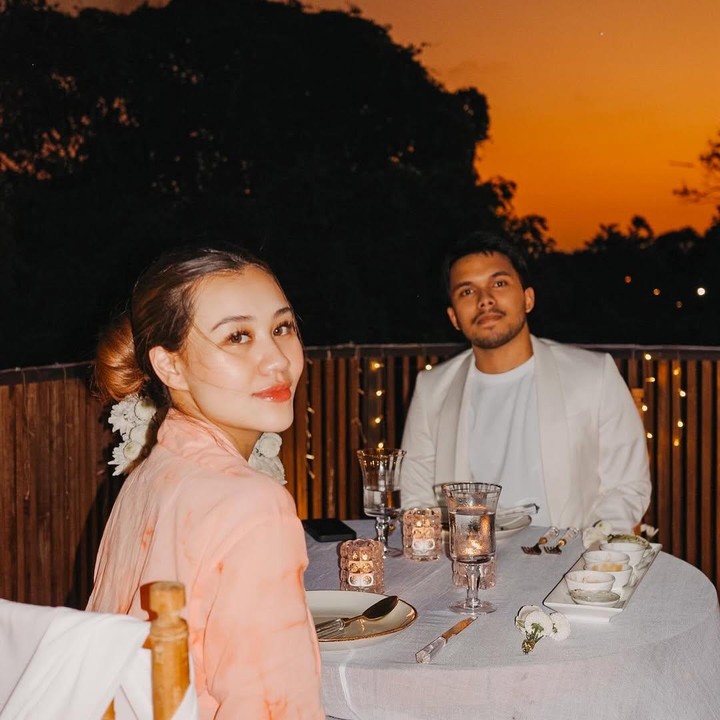 <p>Kebahagiaan tengah menyelimuti pasangan Aaliyah Massaid dan Thariq Halilintar yang kini telah mengarungi bahtera rumah tangga selama satu tahun. Keduanya pun baru saja merayakan <em>anniversary</em> dengan cara yang begitu romantis, Bunda. (Foto: Instagram@thariqhalilintar)</p>