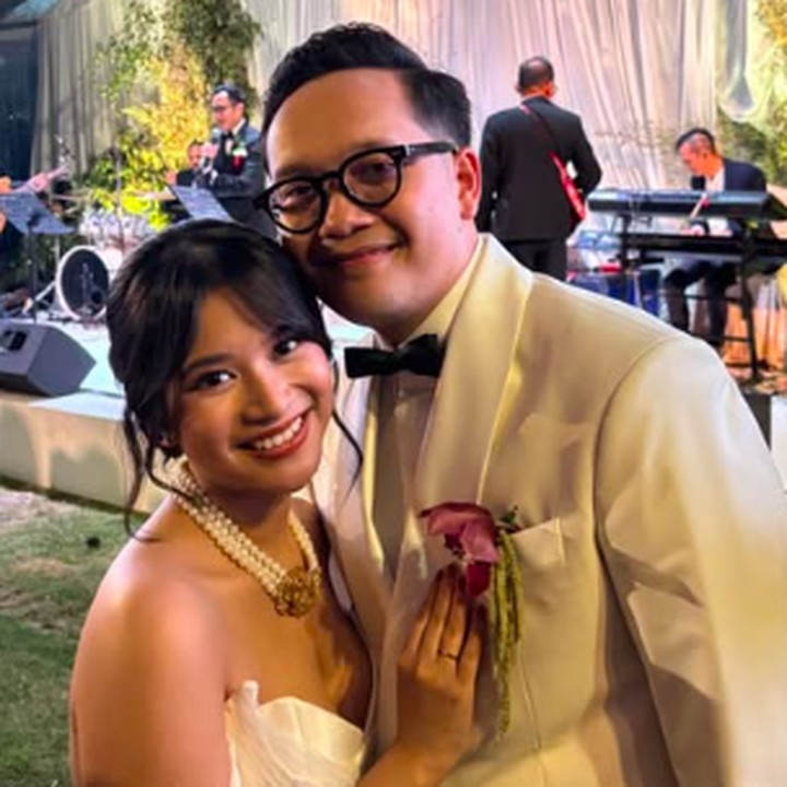 <p>Putri Ikke Nurjanah dan Aldi Bragi, Siti Adira Kania, resmi menikah dengan pujaan hatinya Adrian pada Sabtu, 26 Juli 2025. Pesta pernikahan berlangsung meriah, dihadiri oleh kerabat dan teman dekat dari kedua mempelai. (Foto: Instagram @adirakania)</p>