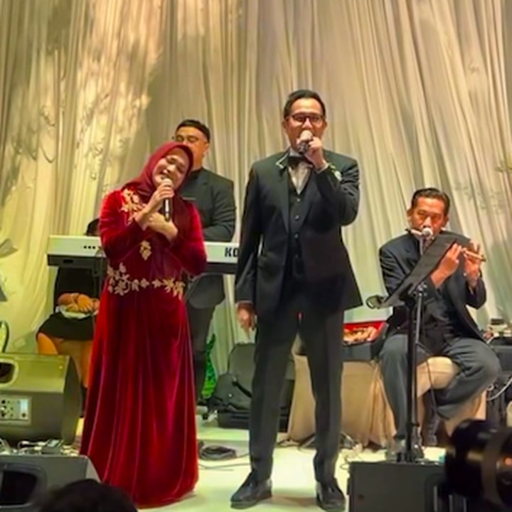 <p>Pesta pernikahan Dira turut dimeriahkan dengan penampilan spesial sang ayah dan ibundanya yang duet bernyanyi di atas panggung. Aldi Bragi dan Ikke Nurjanah menyanyikan lagu mereka yang berjudul <em>Memandangmu</em>. Meski Aldi dan Ikke sudah bercerai, keduanya diketahui tetap menjalin hubungan baik, Bunda. "Iya sebenarnya kita mungkin ya pernah bersama, tapi kalaupun rasa kita juga sering banget kerja bareng gitu. Jadi chemistry itu kan pasti ada ya. Jadi kaya acara begini ya kita jalanin aja chemistry-nya gitu. Aku sama Ikke kan udah punya chemistry jadi ya kita sama-sama jalanin aja gitu," ungkap Aldi dikutip dari<em> InsertLive,</em> (28/7/2025).(Foto: Instagram @adirakania)</p>