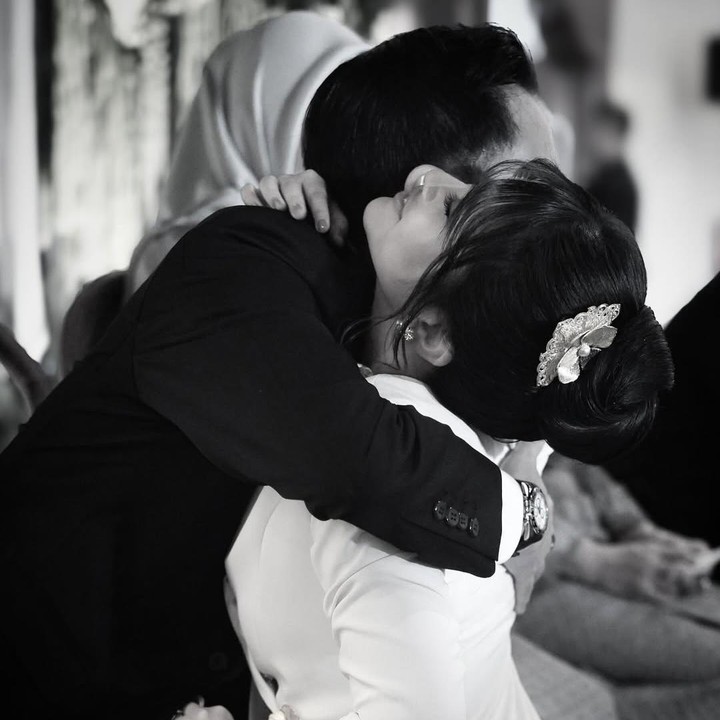 <p>Melalui unggahan di Instagram, Aldi Bragi secara khusus menuliskan pesan dan ungkapan hatinya untuk sang putri yang melepas masa lajang. Pria 55 tahun ini mengenang memori masa kecil Dira sekaligus meminta maaf atas kesalahannya pada sang putri.. "Bapak minta maaf untuk kekurangan Bapak dalam perjalanan membesarkan Dira&hellip; Kalau suatu saat Dira cari Bapak&hellip; tangan Bapak akan selalu terbuka untuk peluk Dira," tulisnya. (Foto: Instagram @aldi4bragi)</p>