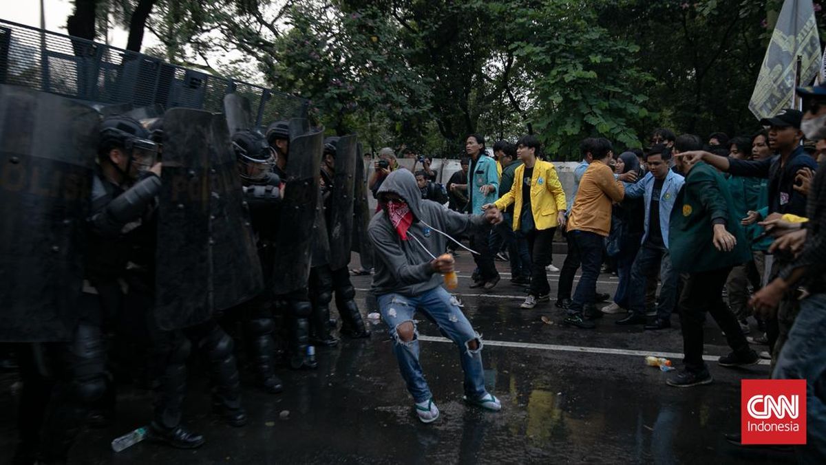 FOTO: Demo BEM SI Indonesia C(Emas), Massa Bawa 11 Tuntutan