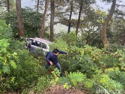 Avanza Wisatawan Surabaya Terjun ke Jurang Pacet gegara Rem Blong