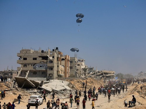 Bocah 15 Tahun di Gaza Tewas Tertimpa Bantuan Dijatuhkan dari Pesawat