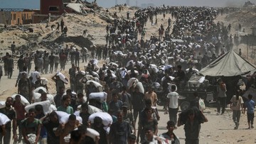 FOTO: Momen Warga Angkut Bantuan saat Truk Bantuan Mulai Masuki Gaza