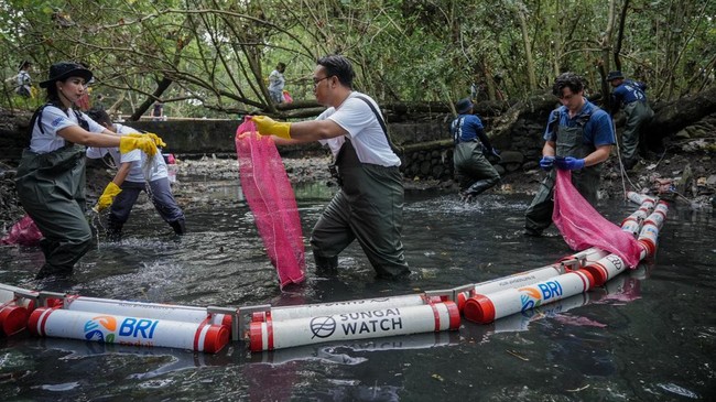 Di Hari Sungai Nasional 2025, BRI Peduli melaksanakan aktivasi bersih-bersih sungai dan edukasi lingkungan guna menjaga kelestarian dan ekosistem lingkungan.