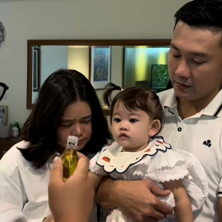 <p>Momen ulang tahun pertama Briel ini terasa begitu istimewa bagi Denny dan keluarga. Bukan hanya dirayakan dengan suka cita, tetapi juga disertai prosesi sakral berupa pemberkatan minyak dalam tradisi Katolik. (Foto: Instagram @sumargodenny)</p>