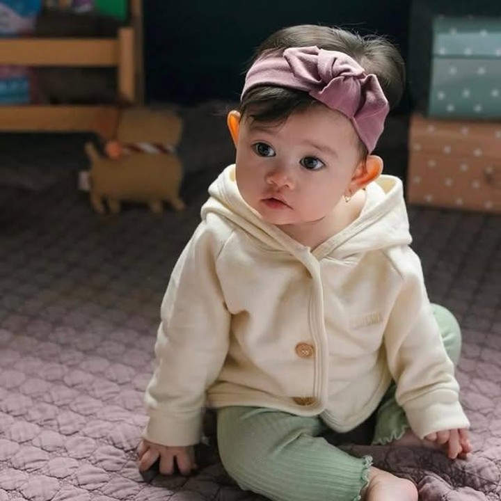 <p>Kini, Briel berusia satu tahun. Lewat Instagram, sang Ayah mengungkapkan rasa syukurnya yang mendalam untuk pertambahan usia Briel. "Selamat Ulang Tahun yang pertama Biel. Doa kami akan selalu menyertaimu nak, putri kecil kami Gabriella Allan Sumargo," tulis Denny, Sabtu (26/07/2025). (Foto: Instagram @gabriellasumargo)</p>