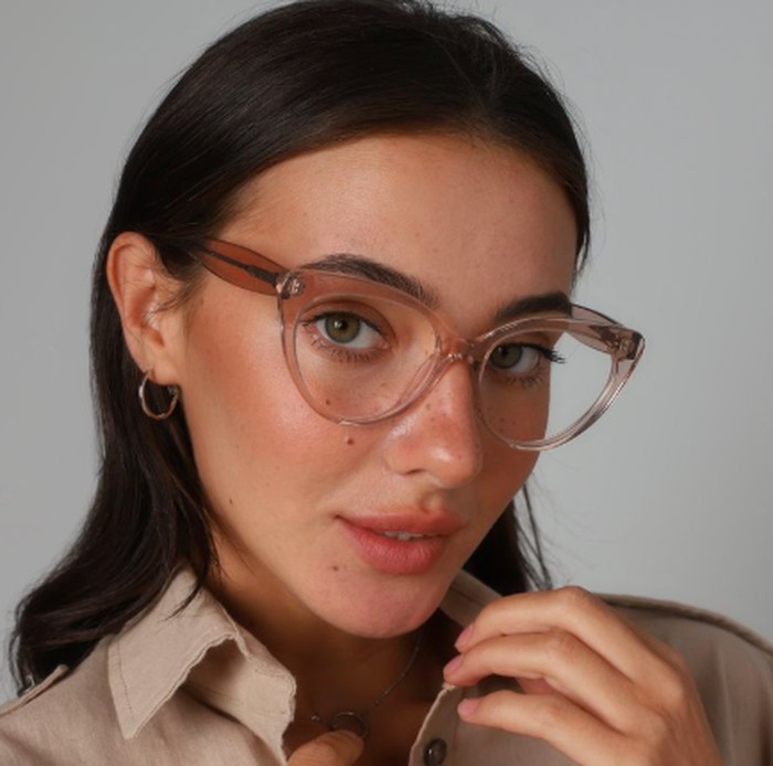 Cat-eye frame kacamata untuk wajah diamond. Pilihannya oval, top heavy frame, atau cateye/Foto: pinterest.com/etsy