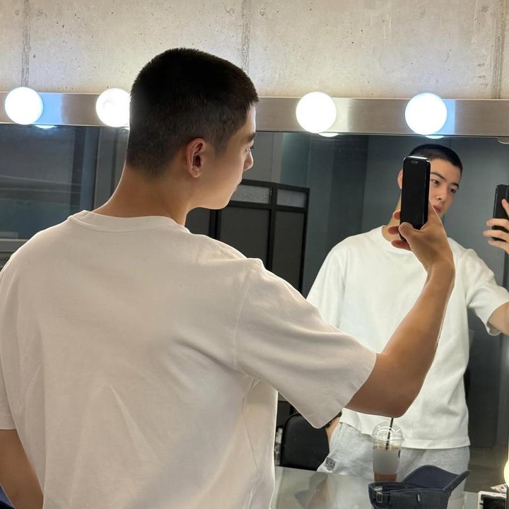 <p>Pada <em>postingan</em> itu, Eun Woo juga memperlihatkan gaya rambut plontos terbarunya. Tentu saja, penampilan itu menuai pujian para penggemar karena parasnya tetap tampan.&nbsp;(Foto: Instagram@eunwo.o_c)</p>