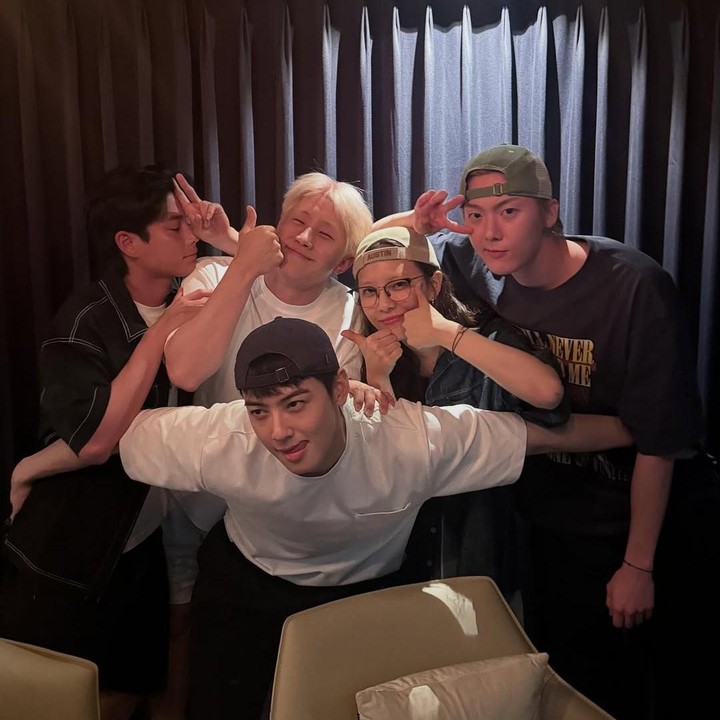 <p>Namun, tak hanya itu, kehadiran adik perempuan mendiang Moonbin, Moon Sua, juga terlihat menghadiri acara tersebut. Mereka pun mengabadikan foto bersama sambil memperlihatkan keakraban.&nbsp;(Foto: Instagram@eunwo.o_c)</p>