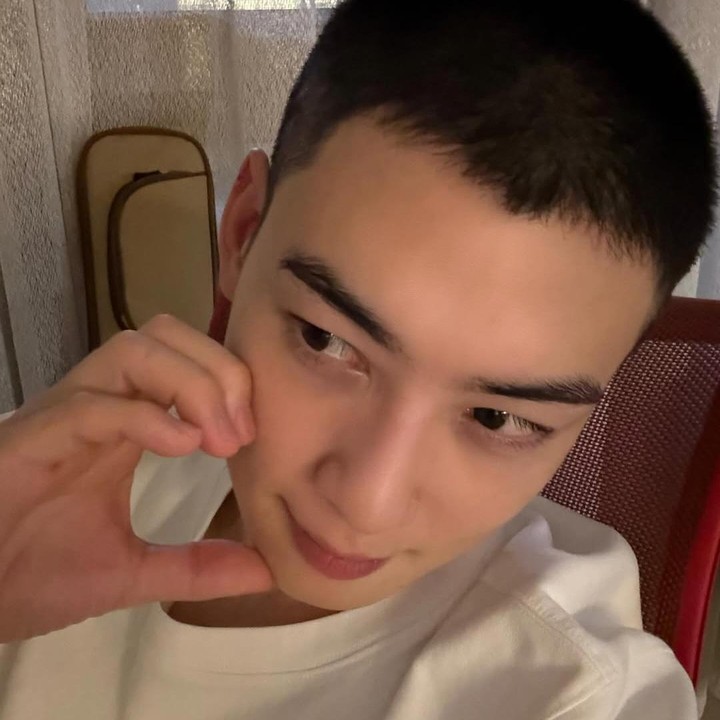<p>Cha Eun Woo ASTRO resmi masuk wajib militer (wamil) pada Senin, 28 Juli 2025. Ia pun merayakan malam perpisahan satu hari sebelumnya bersama teman-teman terdekat. (Foto: Instagram@eunwo.o_c)</p>