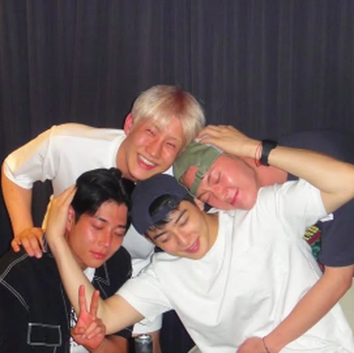<p>Momen itu dibagikan Eun Woo melalui beberapa foto yang diunggah di akun Instagram pribadinya. Ia terlihat menghabiskan waktu bersama para member ASTRO lainnya, yakni MJ, Jinjin, dan Yoon San Ha.&nbsp;(Foto: Instagram@eunwo.o_c)</p>