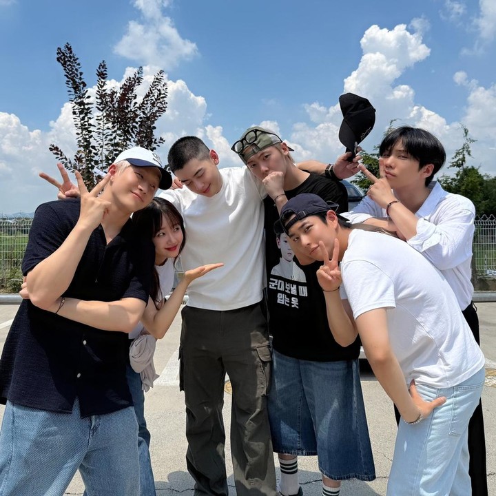 <p>Tepat di hari keberangkatannya pelatihan militer, para member ASTRO dan Moon Sua terlihat mengantar Eun Woo. (Foto: X @CHAEUNWOO_offcl)</p>