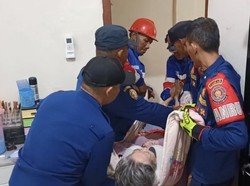 Damkar Evakuasi Lansia di Jambi, Korban Terpeleset di Kamar Mandi