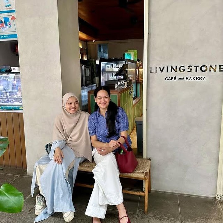 <p>Herfiza resemi menikah dengan Ricky Harun pada 15 Juni 2013, putra dari Donna Harun. Enggak cuma akur, Donna bahkan sering membagikan momen bareng Herfiza dan anak-anaknya. Lewat unggahan Instagram-nya, Donna menyebut jika Herfiza adalah putrinya. &ldquo;Akhir pekan yang sibuk bersama putriku,&rdquo; tulis Donna sebagai keterangan fotonya, Minggu (27/07/2025). (Foto: Instagram @donnaharunofficial)</p>