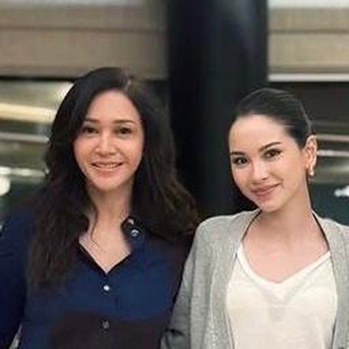 <p>Alyssa Daguise merupakan selebgram yang kini menjadi menantu dari Maia Estianty. Alyssa resmi menikah dengan putra sulung Maia, Al Ghazali. Bahkan sebelum resmi menikah, Alyssa dan Maia sudah sering terlihat <em>hangout</em> bareng. Enggak hanya Maia, ayah sambung Al, Irwan Mussry, juga sangat akrab dengan sang menantu.&nbsp; "Untuk @alyssadaguise terima kasih juga sudah menjadi cahaya hati Al Ghazali, menerima kekurangan dan kelebihannya. Semoga Al mampu meratukan kamu selalu. Aamin..<em>love you</em>," pesan Maia untuk menantunya. (Foto: Instagram @maiaestiantyreal)</p>