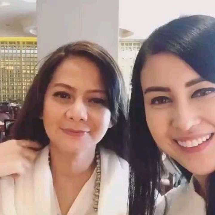 <p>Vicy Melanie resemi menikah dengaKevin Aprilio pada 25 Oktober 2020. Sejak menikah, hubungan Vicy dengan sang mertua, Memes terlihat dekat dan kompak. Mereka pun sering tampil bareng di acara keluarga. Vicy beberapa kali memuji Memes sebagai sosok mertua yang sabar dan menyenangkan. (Foto: Instagram @memes605)</p>