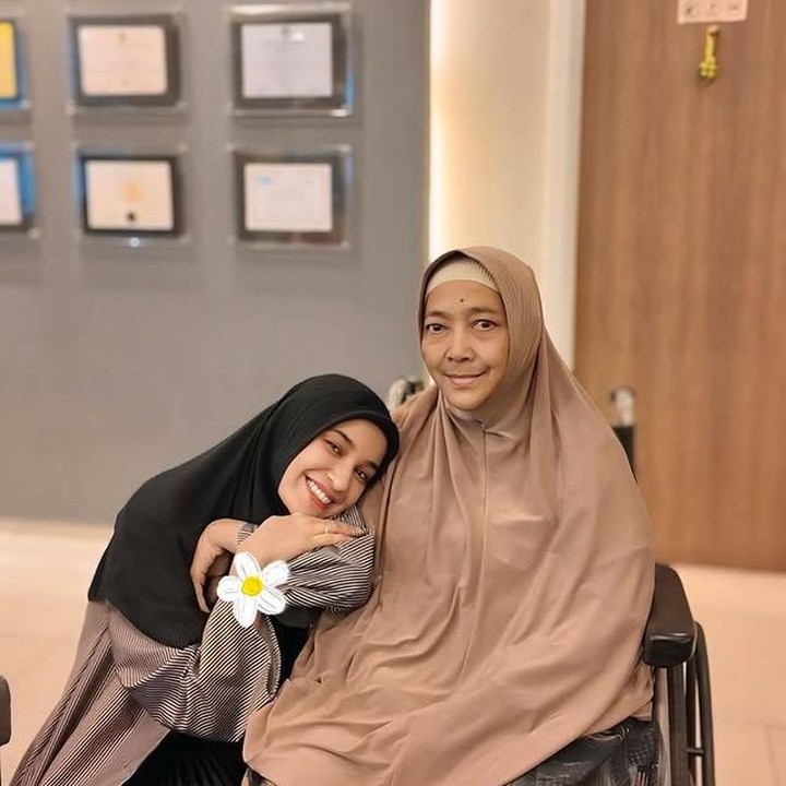<p>Aktris sekaligus istri Teuku Wisnu, Shireen Sungkar telah tinggal bersama sang mertua sejak awal menikah. Shireen sempat mengatakan jika dirinya banyak mendapatkan pelajaran berharga dari kebersamaan itu. "Teruntuk mama mertua ku sayang semoga Allah rahmati selalu. Banyak banget pelajaran yang Sirin dapat. Selama tinggal sama mamah dari awal nikah sampe sekarang," tulisnya. (Foto: Instagram @shireensungkar)</p>