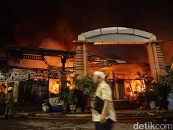 Hampir Seluruh Kios Taman Puring Terbakar: Toko Sepatu hingga Pakaian