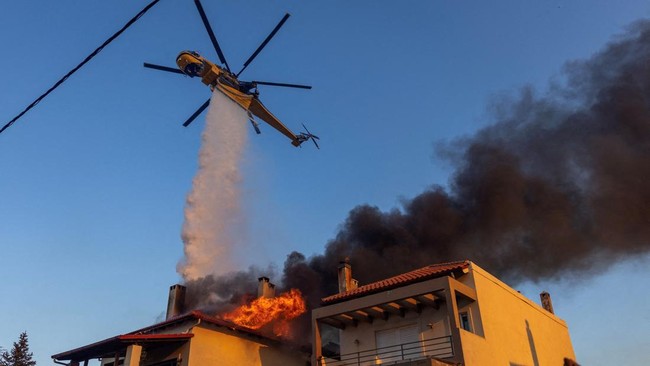 Kebakaran Besar di Yunani, Separuh Pulau Nyaris Hangus Terbakar Kebakaran imbas gelombang panas ekstrem melanda Yunani, sejumlah desa dan pulau hangus terbakar pada Minggu (27/7).