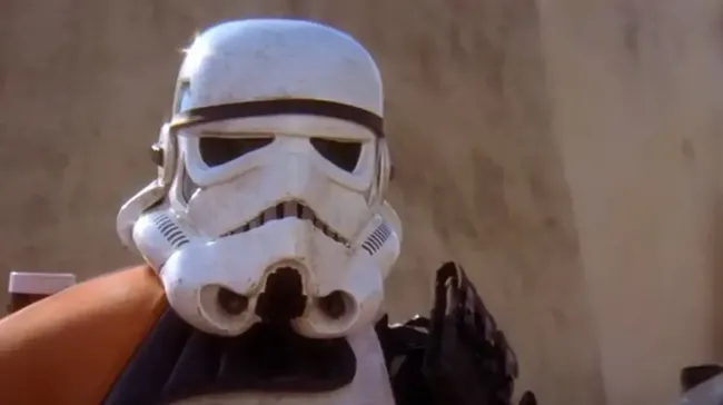 Helm Stormtrooper dalam Star Wars: Episode IV - A New Hope terjual US$256.000 atau setara Rp4,18 miliar dalam lelang.