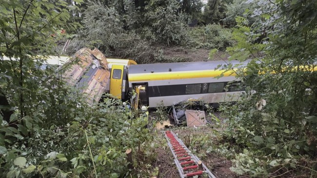 Tiga orang tewas usai sebuah kereta penumpang tergelincir di daerah hutan di Jerman pada Minggu (27/7).