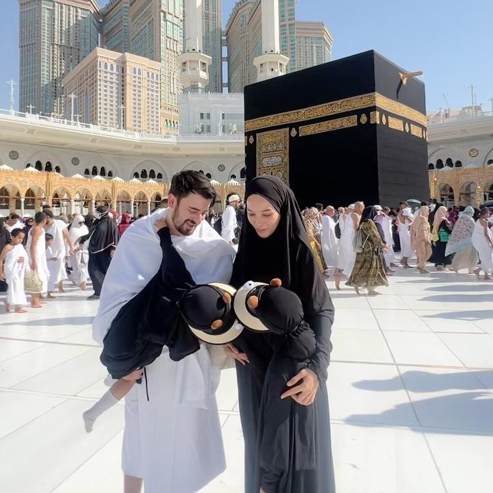 <p>Hamidah dan Irvan menikah pada 21 Oktober 2017. Keduanya telah dikaruniai dua anak perempuan yang cantik bernama Shireen Amira Hafa dan Shakira Amara Hafa. Dalam satu foto yang diunggah, Hamidah menunjukkan kedua putrinya yang tengah mencium <em>baby bump</em> kehamilan ketiganya. Dua anak Hamidah tampaknya sudah tak sabar menyambut kahadiran anggota baru di keluarga. (Foto: Instagram @defarhad/ @hamidahrachmayanti)</p>