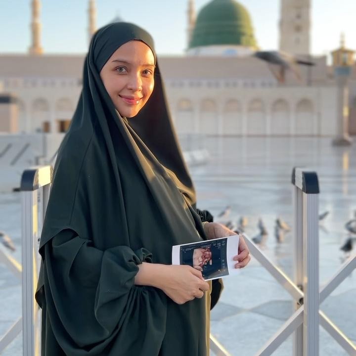 <p>Dalam foto yang dibagikan, Hamidah mengunggah foto hasil USG-nya saat berada di Tanah Suci. Dari unggahan ini diketahui bahwa usia kandungan Hamidah sudah memasuki trimester akhir, yakni 38 minggu. (Foto: Instagram @defarhad/ @hamidahrachmayanti)</p>