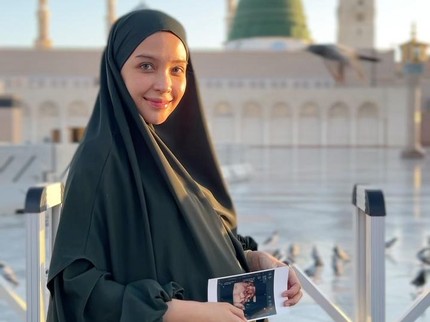 Hamidah Rachmayanti & Aktor Irvan Farhad Sambut Anak Ketiga, Bagikan Potret Kehamilan di Tanah Suci