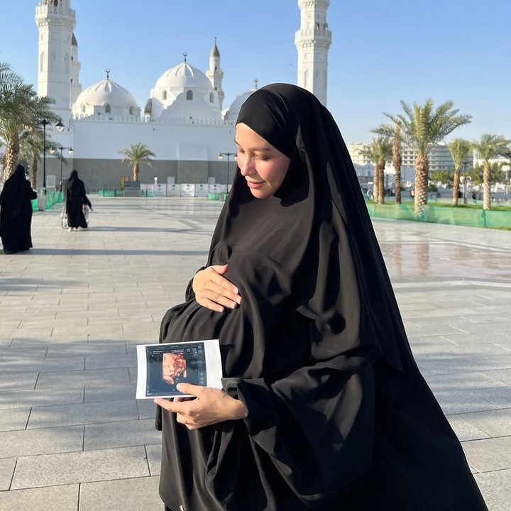 <p>Kabar bahagia datang dari Selebgram Hamidah Rachmayanti, Bunda. Melalui unggahan di Instagram, Hamidah mengumumkan kabar kehamilan ketiganya ke publik. Perempuan 31 tahun ini juga memamerkan baby bump kehamilannya yang sudah tampak besar. (Foto: Instagram @defarhad/ @hamidahrachmayanti)</p>