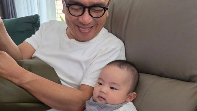 Jadi Haraboeji Siaga, Ini 7 Potret Kebersamaan Helmy Yahya dan Cucu Korea Bikin Gemas!