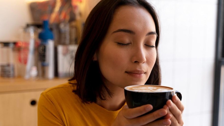 Ilustrasi menikmati secangkir kopi/Foto: Freepik.com/freepik