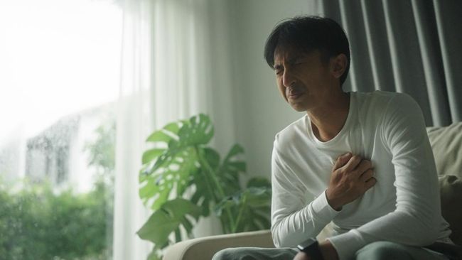 Yang harus diketahui, penyebab nyeri dada bisa karena asam lambung atau cedera otot, maupun masalah pada jantung. Untuk itu, diperlukan pemeriksaan yang tepat.