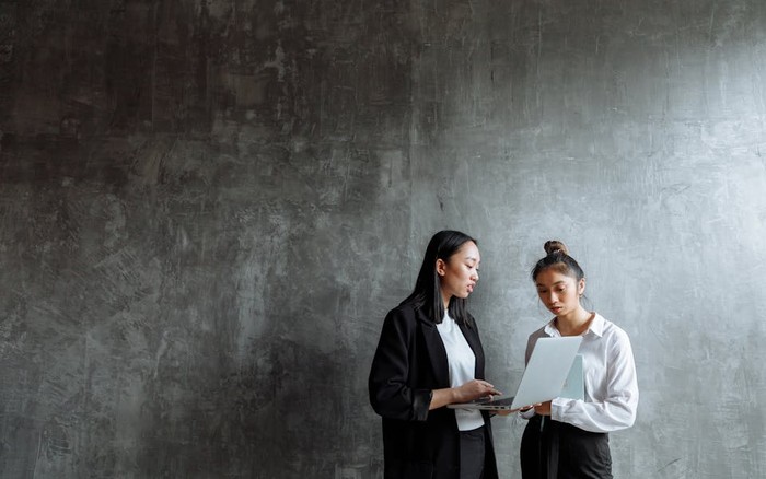 Jika kamu ingin mencapai apa yang diinginkan, kemungkinan kamu juga memerlukan bantuan. Meminta bantuan bukan menjadi masalah besar dan tidak serta-merta membuatmu tampak lemah.