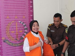 Senyum Bu Kades yang Jual Posyandu Saat Akan Diboyong ke Sukamiskin