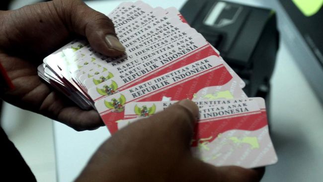 KTP merupakan identitas penduduk berbentuk kartu berwarna biru tapi ada juga yang berwarna pink. Lantas, apa itu KTP pink dan bagaimana cara membuatnya?