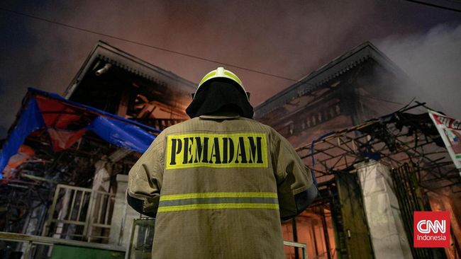Pendaftaran petugas damkar DKI Jakarta dibuka selama tiga hari, mulai Selasa (12/8). Berikut cara dan syarat daftar petugas Damkar DKI Jakarta.