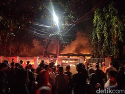 Kebakaran Pasar Taman Puring, Warga Diminta Menjauh dari Titik Api