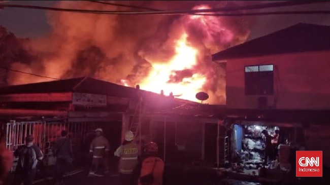 Api yang membakar Pasar Taman Puring, Kebayoran Lama, Jakarta Selatan, masih berkobar.