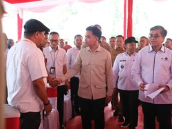 Wapres & Menaker Tinjau Penyaluran Bantuan Subsidi Upah di Pekanbaru