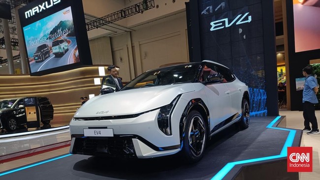 Kia membawa mobil listrik terbarunya, EV4, ke GIIAS 2025.