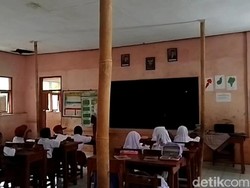 Miris! Atap Kelas SDN di Tasikmalaya Ini Ditopang Bambu Agar Tak Runtuh