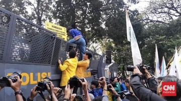 Demo Mahasiswa di Jalan Medan Merdeka Diwarnai Kericuhan