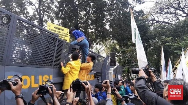 Demo dari Badan Eksekutif Mahasiswa Seluruh Indonesia (BEM SI) di Jalan Medan Merdeka Selatan, Jakarta Pusat, sempat ricuh pada Senin (28/7) sore.
