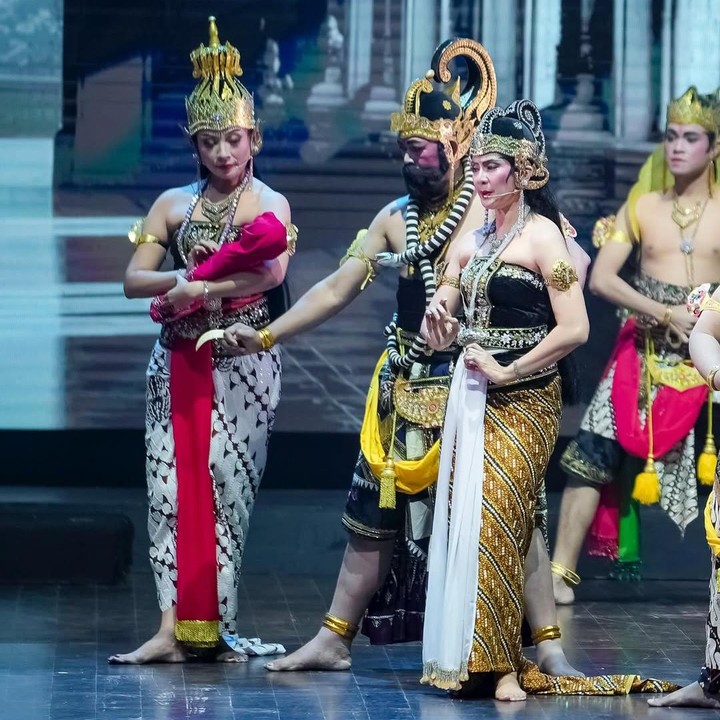 <p>Pentas wayang orang ini ternyata dilakoni Maudy bersama anak-anak SMA, Bunda. Hal ini diketahui dari <em>caption</em> unggahannya di Instagram. "Kembali pentas wayang orang bersama kakak adik #SMA6 @gendingenem @gatotkaca.gendingenem bekerjasama dengan #wayangorangbarata," tulisnya. (Foto: Instagram @maudykoesnaedi)</p>