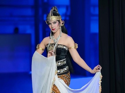 5 Potret Maudy Koesnaedi Berperan Jadi Dewi Kunti di Pentas Wayang Orang