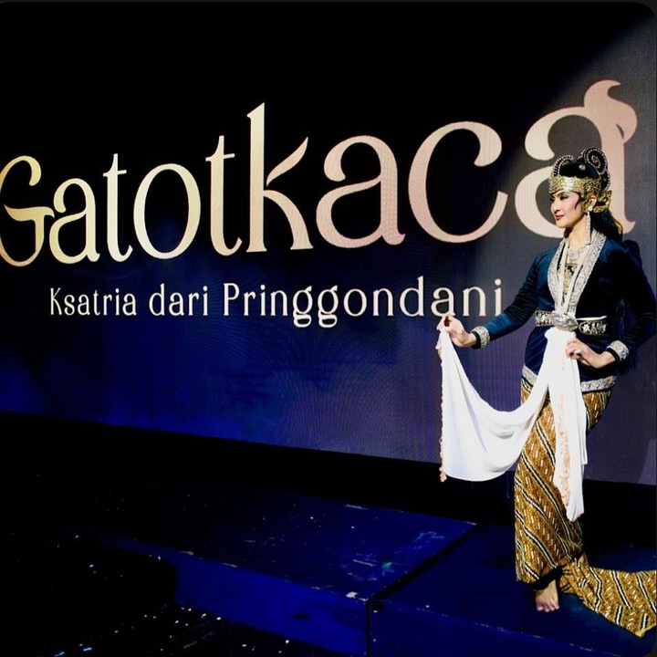 <p>Maudy Koesnaedi telah puluhan tahun bekerja di dunia akting. Selain berakting di film dan sinetron, perempuan 50 tahun ini diketahui juga sering ikut serta dalam pementasan teater. Pada 2019 lalu, Maudy juga pernah tampil di pementasan wayang orang berjudul <em>Sang Sukrasana</em>. (Foto: Instagram @maudykoesnaedi)</p>