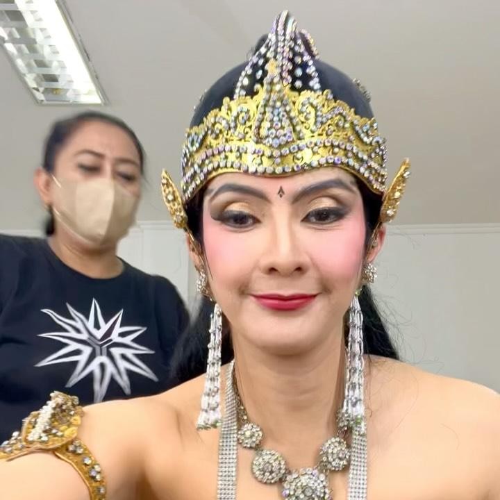 <p>Tak sedikit netizen menuliskan pujian di kolom komentar unggahan. Beberapa di antaranya memuji paras Maudy yang cantik saat mengenakan baju tradisional Kerajaan Jawa. "Cantiknya gak ilang ilang," tulis akun @er***. "Semakin mature, semakin ayu, pas banget wajah ayu khas wanita Indonesia," ujar akun @ko***. (Foto: Instagram @maudykoesnaedi)</p>